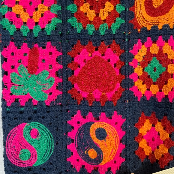 Magaschoni Home NWT Colorful Crochet Granny Square Throw Blanket Yin Yang Design - Picture 5 of 10